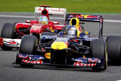 Alonso lucha con su Ferrari contra el Red Bull de Vettel, vencedor del gran premio.