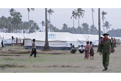 Un soldado birmano hace guardia en el campo de refugiados de Ohn Taw, cerca de Sittwe, en el estado de Rakhine.