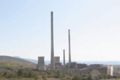 La imagen define el panorama de Endesa durante el último año, las chimeneas sin humo y la montaña de