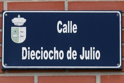 Placa de la calle del 18 de julio en el pueblo de Fuensalida (Toledo), en una imagen tomada la semana pasada.