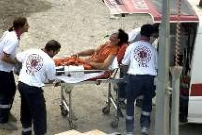 Uno de los trabajadores es introducido en una ambulancia conectado a una mascarilla de oxígeno