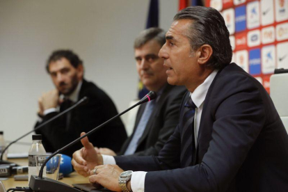 Sergio Scariolo, en el acto de su renovación, con el presidente de la federación, Jorge Garbajosa, en segundo plano.
