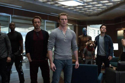 De izquierda a derecha, Ojo de Halcón, War Machine, Iron Man, el Capitán América, Nebula, Rocket, Ant-Man y la Viuda Negra, en un fotograma de Vengadores: Endgame.