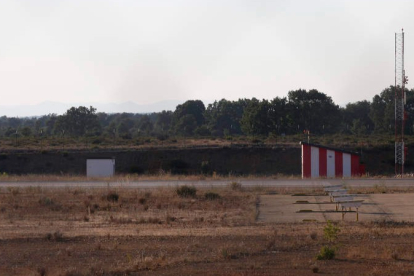 Imagen de la pista del Aeródromo Militar de León, abierto también a los vuelos civiles del Aeropuerto de León. FERNANDO OTERO
