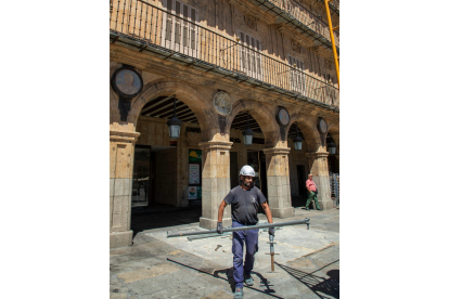 La plaza Mayor de Salamanca acoge el acto de descubrimiento del medallón de Alfonso IX, obra del escultor madrileño Óscar Alvariño. ICAL