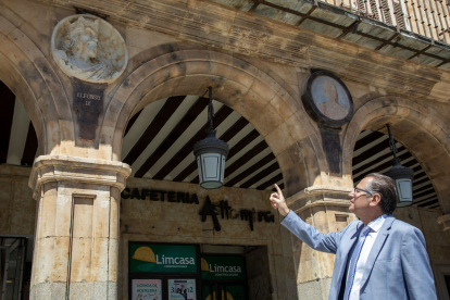 La plaza Mayor de Salamanca acoge el acto de descubrimiento del medallón de Alfonso IX, obra del escultor madrileño Óscar Alvariño. ICAL