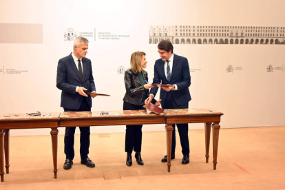 El consejero Suárez-Quiñones firma con la ministra Raquel Sánchez el acuerdo. JUNTA CYL