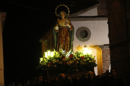 Procesión del Santo Cristo del Camino en la noche del Martes Santo en Flores del Sil (Ponferrada)