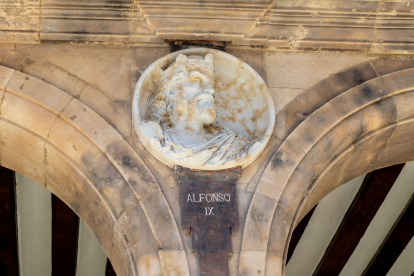 La plaza Mayor de Salamanca acoge el acto de descubrimiento del medallón de Alfonso IX, obra del escultor madrileño Óscar Alvariño. ICAL
