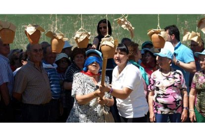 Los mayores disfrutaron con los juegos tradicionales que se celebraron en el polideportivo municipal de Cistierna.