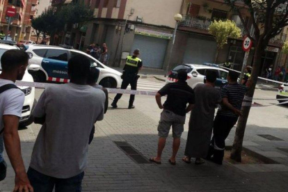 Policías y vecinos en la calle Poeta Punsola, en Mataró.