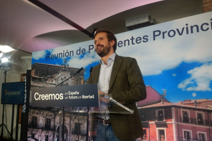 El presidente del Partido Popular, Pablo Casado, durante su intervención en la cumbre de presidentes provinciales del PP que se celebra en León. FERNANDO OTERO