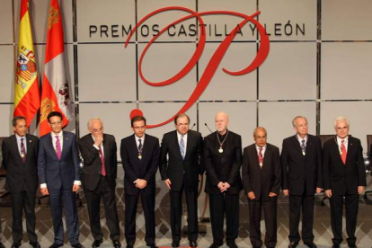Foto de familia de los galardonados con los premios de Castilla y León con el presiente de la Junta, ayer en la ceremonia de entrega en Valladolid.