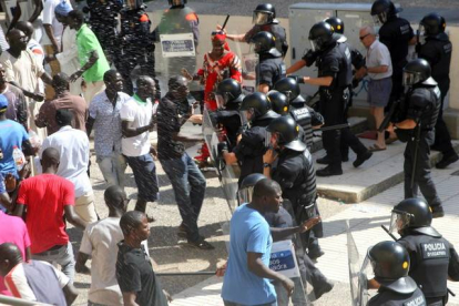 Incidentes entre Mossos y senegaleses tras la muerte de un mantero en Salou, el 11 de agosto pasado.