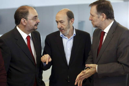 Javier Lambán, Rubalcaba y Marcelino Iglesias, en el plenario del congreso regional del PSOE.