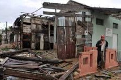 Un hombre permanece situado delante de su casa destruida por «Gustav»