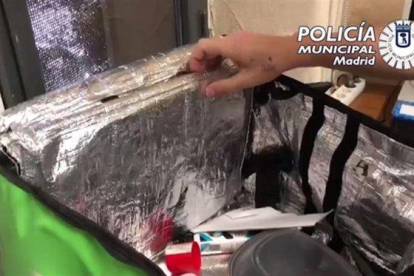 La bolsa de reparto de comida a domicilio intervenida por la Policía de Madrid con droga en su interior.