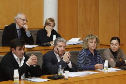 Una parte de los grupos de la oposición, ayer en el pleno de presupuestos.