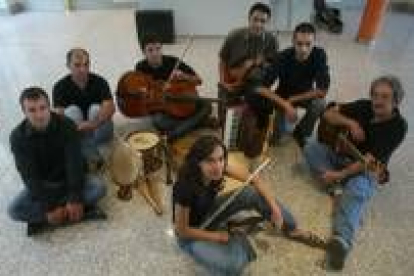 Los componentes de Xácara Folk, junto a todos los instrumentos que emplean en sus conciertos