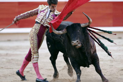 El diestro Francisco Marco en la faena a su segundo toro, al que cortó una oreja.