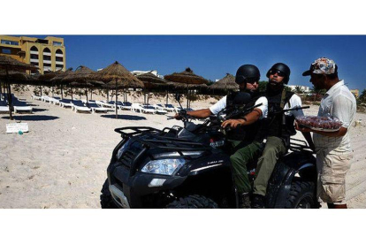 Dos agentes de policía patrullan por una playa de Túnez.