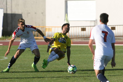 Iván González frena el avance del equipo gallego bajo la atenta mirada de Samu Delgado, de espaldas. EL PROGRESO