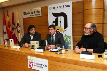 Manuel Cuenya, Pablo R. Lago y Pedro Trapiello, durante la puesta de largo de ‘La fragua de Furil’ en el Club de Prensa.