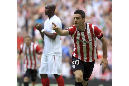 Aritz Aduriz celebra el primer y único gol del partido ante el Sevilla en San Mamés.