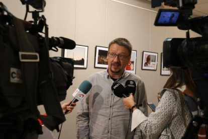 Xavier Domènech atiende a los medios de comunicación en Reus.