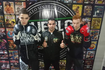 Dani Bueno, en el centro, junto a sus dos boxeadores. DL