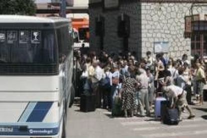 La estación de Sahagún registró un tráfico de autobuses intenso para enlazar a los pasajeros