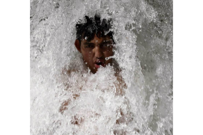 Un joven se refresca en una fuente, días atrás, en Pamplona.