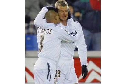 Roberto Carlos, felicita a Beckham, después de que el inglés marcase un gol de falta