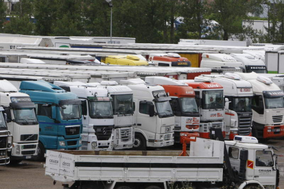 Camiones estacionados en un área de descanso. JESÚS F. SALVADORES