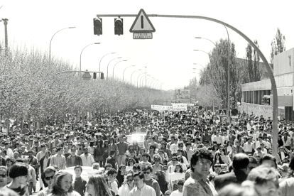 La manifestacion convocada en 1991, bajo el lema 'León, hazte oír'. DL