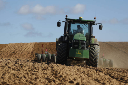 Imagen de un tractor realizando labores agrícolas en la provincia de León. JESÚS F.. SALVADORES