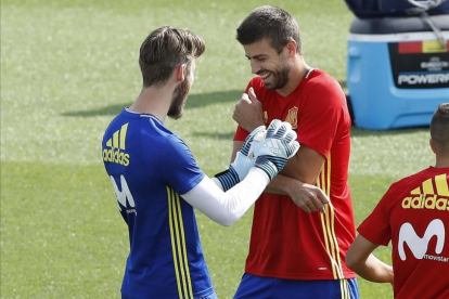 De Gea y Piqué bromean durante el entrenamiento de la selección española