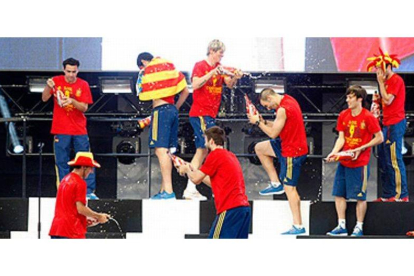 Los jugadores de la selección española festejan en Cibeles el triunfo en la Eurocopa.