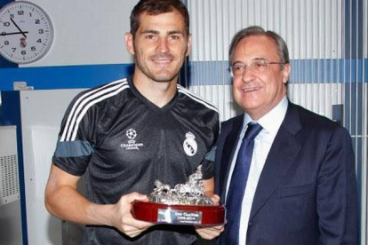Florentino Pérez le entrega el obsequio a Casillas en el vestuario del Santiago Bernabéu