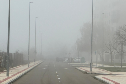 Bancos de niebla en León este domingo. DL