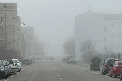 Bancos de niebla en León este domingo. DL