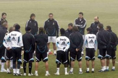 Juande, en el último entrenamiento del Madrid, vería con buenos ojos la llegada de Tévez al club bla