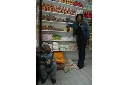 Fátima, con un sobrino, en su African store de la calle Astorga