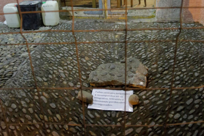 El arreglo del enchinarrado del Grano en los soportales de La Piconera siguiendo el método de colocación tradicional y una muestra del pavimento tal como estaba hasta ahora, encementado, que se levantó de la zona para su restauración.