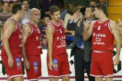 Julio, a la derecha, escucha a Herreras, técnico que le hizo debutar en el primer equipo.