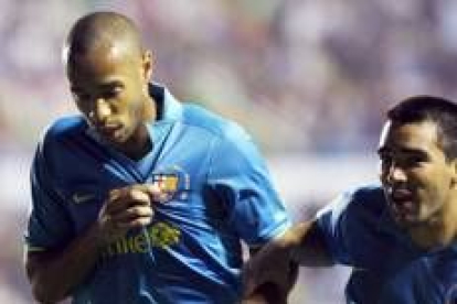 Thierry Henry, a la izquierda, celebra la consecución del primer gol de su equipo junto a Deco