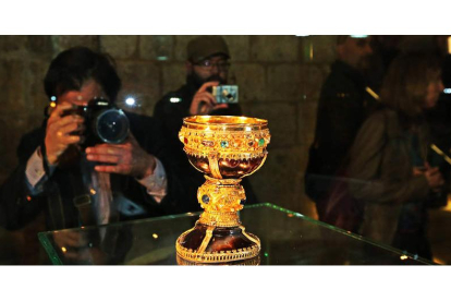 El cáliz de Doña Urraca, que se exhibe desde hace meses como un ‘unicum’ en una sala blindada bajo la torre del Gallo en San Isidoro.