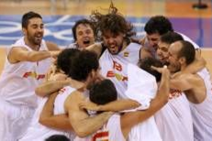 Los jugadores españoles celebran la victoria en semifinales de su equipo ante Lituania