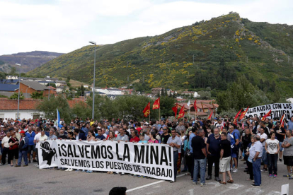 Cientos de mineros y vecinos cortaron de forma pacífica la carretera y mostraron su respaldo a la protesta de los mineros en huelga de hambre. RAMIRO