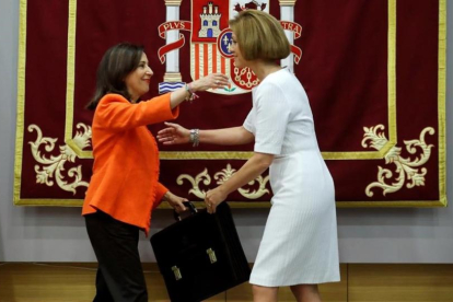 María Dolores de Cospedal entrega la cartera de Defensa a Margarita Robles.